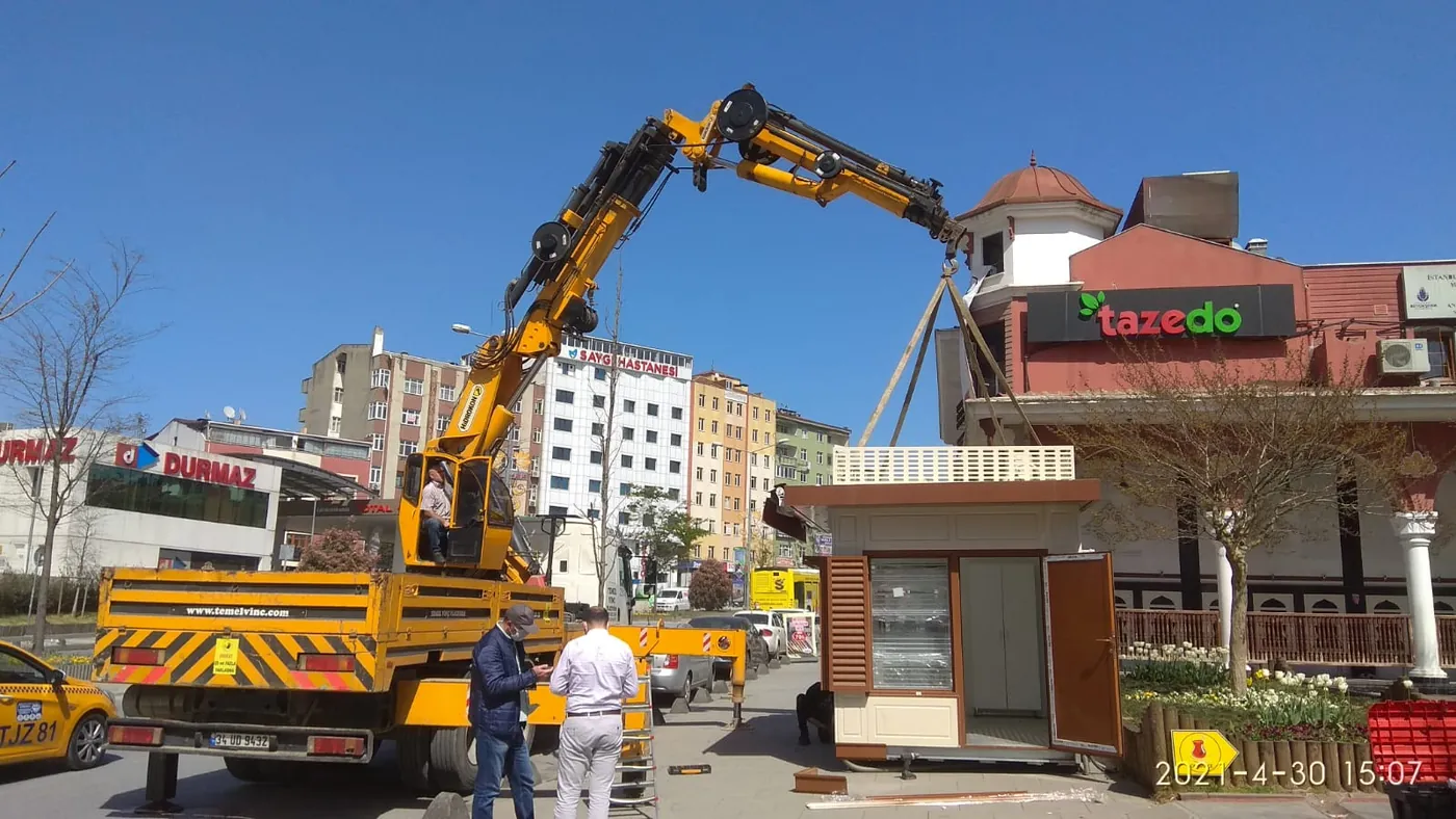 Sultanbeyli kiralık vinç ile Halk Ekmek büfesi indirme çalışması